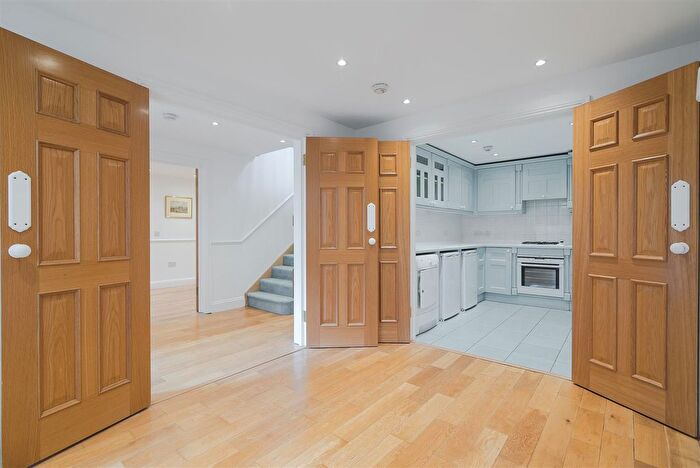 3 Bedroom Detached House To Rent In Station Road, London, SW13