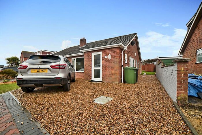 4 Bedroom Semi-Detached Bungalow For Sale In Lark Rise, Mulbarton, Norwich, NR14