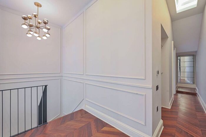 3 Bedroom Maisonette To Rent In Cornwall Gardens, South Kensington, London, SW7