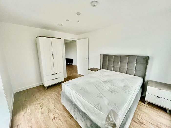 3 Bedroom Flat To Rent In Phoenix, Saxton Lane, Leeds, LS9