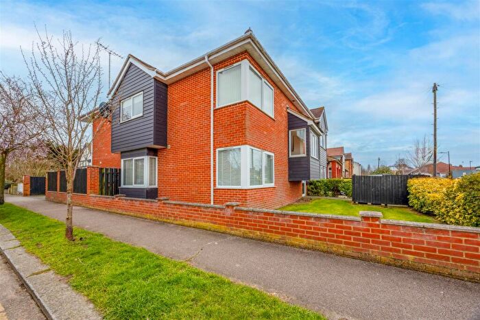 2 Bedroom Apartment To Rent In Shakespeare Avenue, Westcliff-On-Sea, SS0