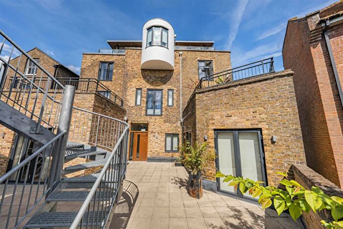 1 Bedroom Apartment For Sale In Peascod Place, Windsor, SL4