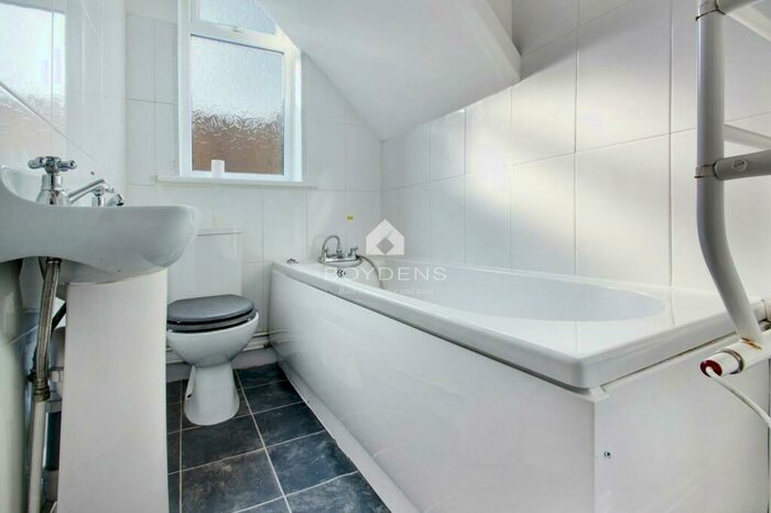 2 Bedroom Flat To Rent In Coppins Road, Clacton On Sea, CO15