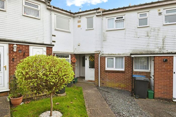 2 Bedroom Maisonette For Sale In Sycamore Field, Harlow, CM19