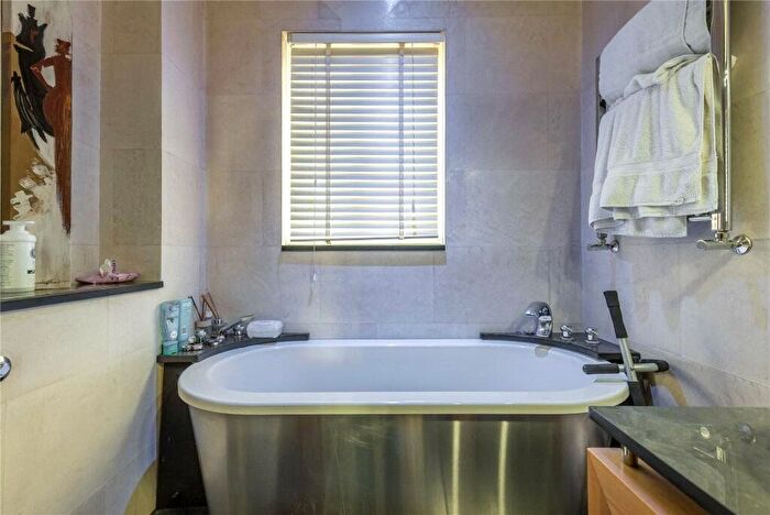 4 Bedroom Terraced House To Rent In Tottenham Road, Islington, London, N1