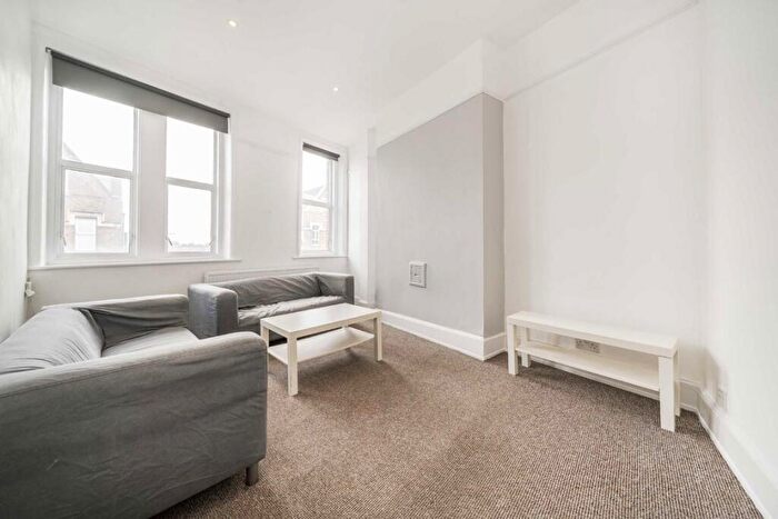 3 Bedroom Flat To Rent In Balham High Road, Balham, SW12