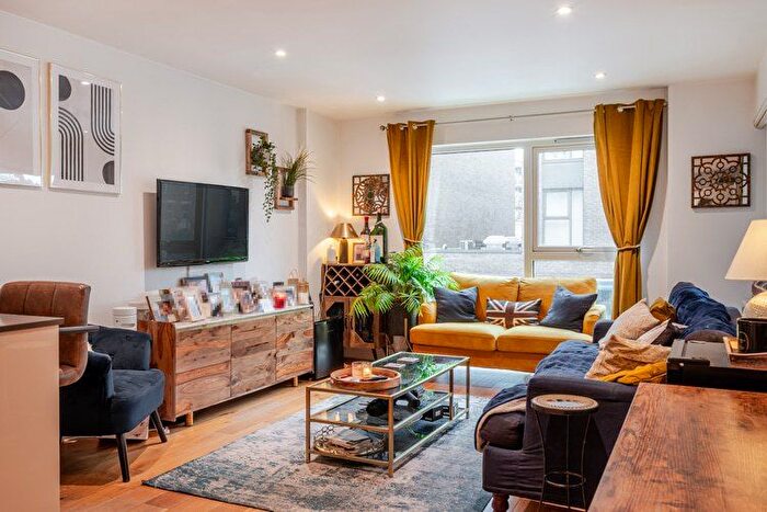 2 Bedroom Flat For Sale In Bradley Road, Clapham, London, SW4