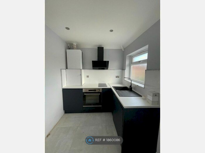 Studio To Rent In Edward Road, Feltham, TW14