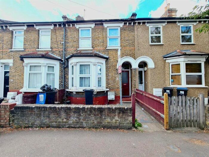 Property To Rent In Oatlands Road, Enfield, EN3