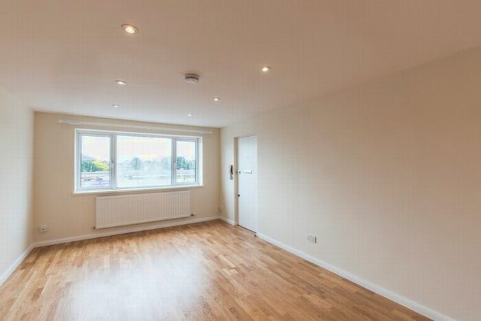 Studio To Rent In Trout Road, Yiewsley, West Drayton, UB7