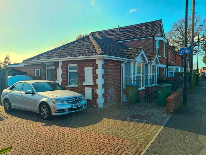 3 Bedroom Semi-Detached Bungalow To Rent In Winchester Road, Bassett, SO16