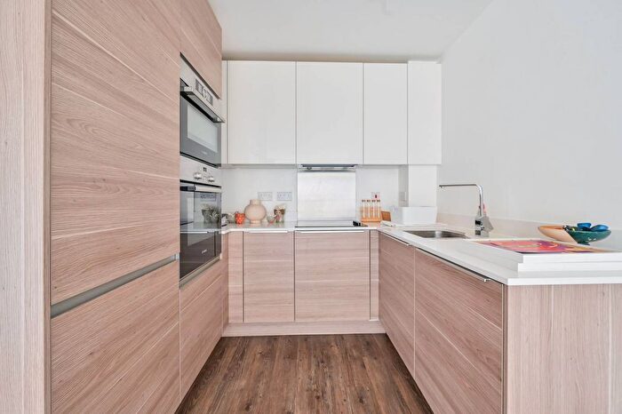 2 Bedroom Flat To Rent In Grand Canal Avenue, Rotherhithe, London, SE16