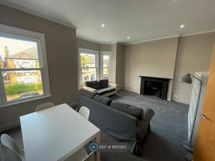 3 Bedroom Flat To Rent In Broomwood Road, London, SW11