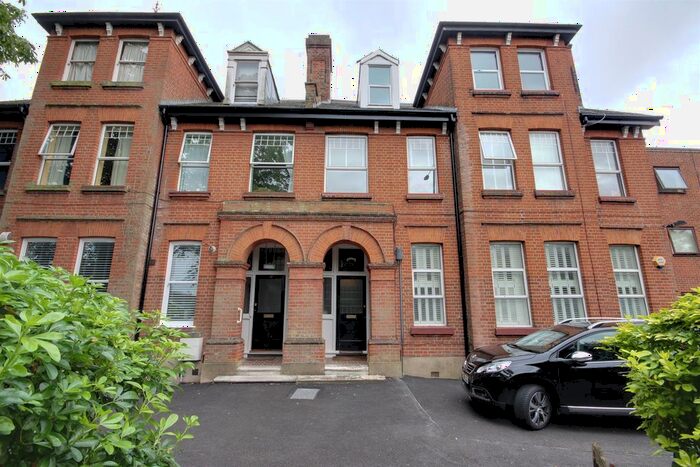 2 Bedroom Flat To Rent In The Ridgeway, Enfield, EN2