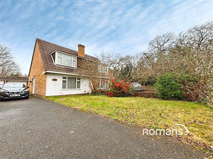 3 Bedroom Semi Detached House For Sale In Cranford Park Drive, Yateley, Hampshire, GU46