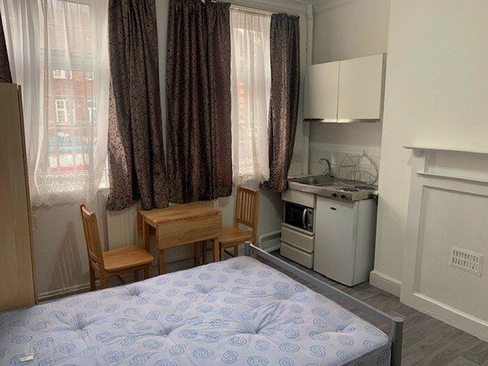 Studio To Rent In Vivian Avenue, London, NW4