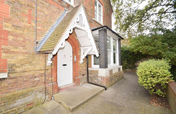1 Bedroom Flat For Sale In Berkeley Mount, Old Road, Chatham, ME4