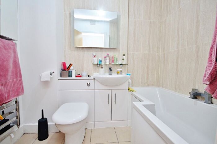 1 Bedroom Flat To Rent In Skyline Plaza Building, Commercial Road, London, E1