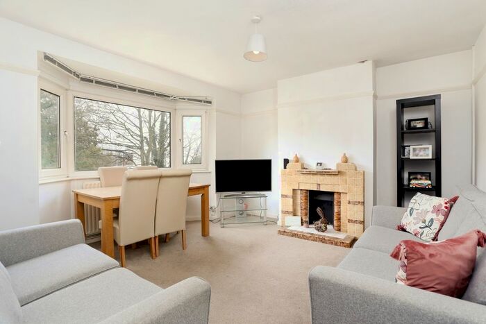 2 Bedroom Flat To Rent In South Bank, Surbiton, KT6