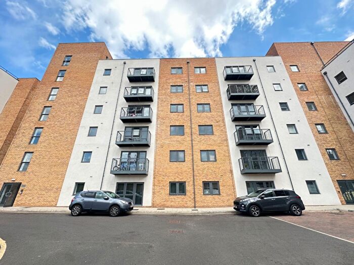 1 Bedroom Flat To Rent In One Bedroom Penthouse, Stockwood Gardens, Luton, Bedfordshire, LU1