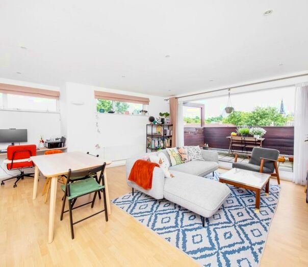 2 Bedroom Apartment To Rent In Lordship Lane, East Dulwich, London, SE22