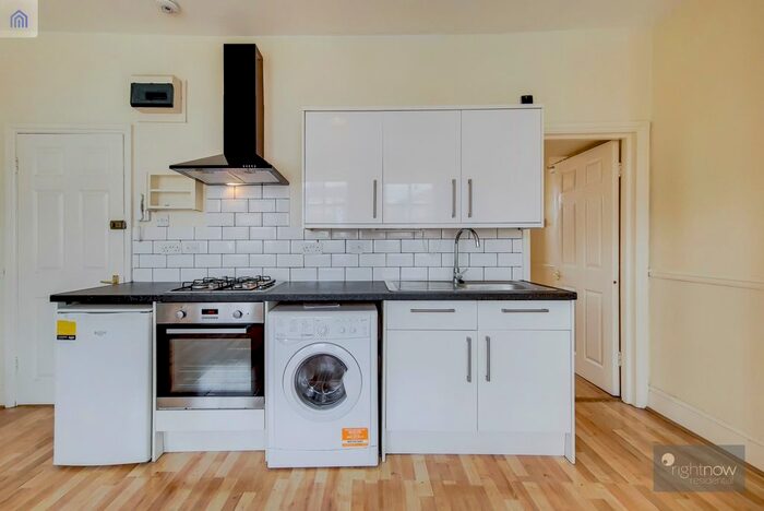 1 Bedroom Flat To Rent In Streatham High Road, London, SW16
