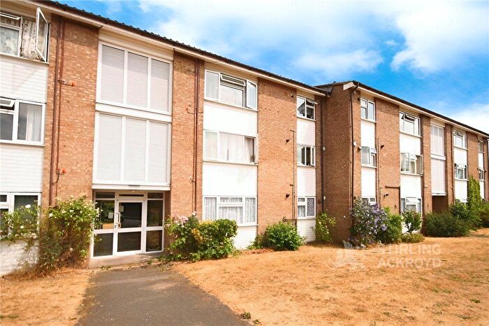 2 Bedroom Flat To Rent In Rowan Close, Guildford, Surrey, GU1
