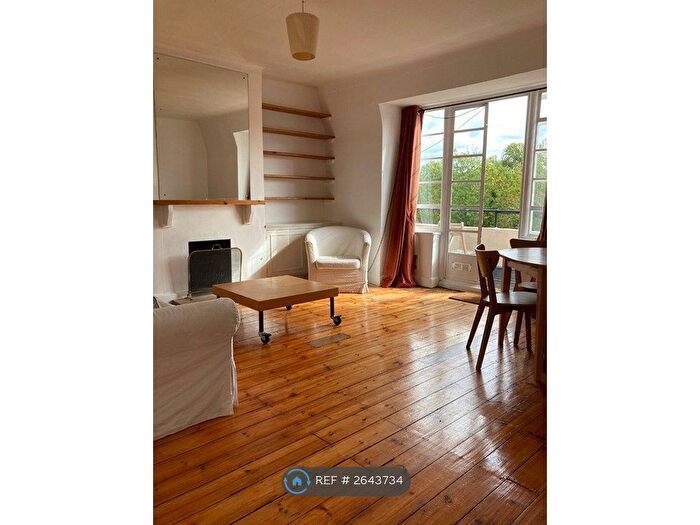 3 Bedroom Flat To Rent In Clissold Court, London, N4