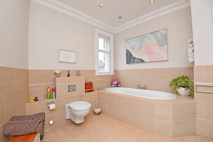 5 Bedroom End Of Terrace House For Sale In Kings Road, Harrogate, HG1