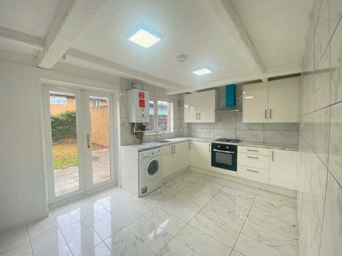 3 Bedroom Semi-Detached House To Rent In Pendula Drive, Yeading, Hayes, UB4