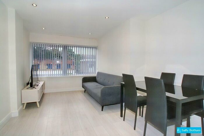 2 Bedroom Apartment To Rent In Firs Parade, Matlock, DE4