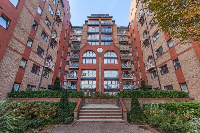 4 Bedroom Flat To Rent In William Morris Way, London, SW6