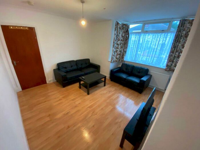 4 Bedroom Semi-Detached House To Rent In Newport View, Headingley, Leeds, LS6