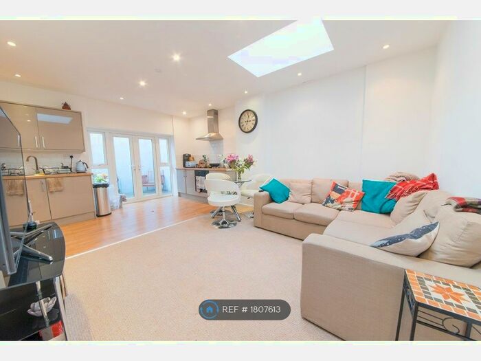3 Bedroom Flat To Rent In Mile End Road, London, E1