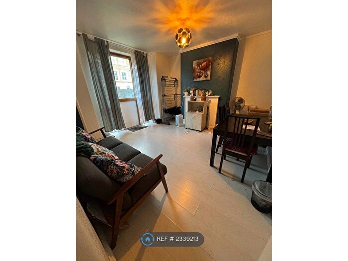 3 Bedroom Flat To Rent In Gower House, London, SE17