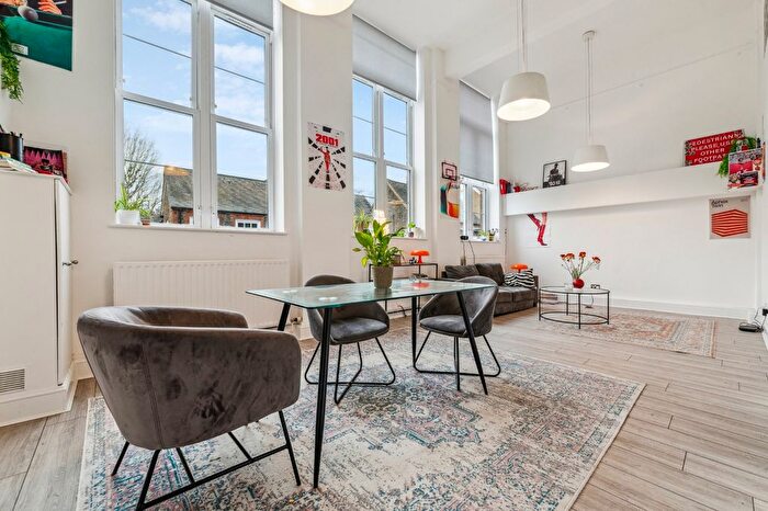 3 Bedroom Flat To Rent In Shillington Old School, Este Road, SW11