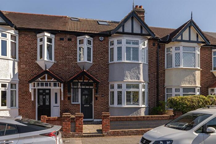 4 Bedroom House To Rent In Coolgardie Avenue, Highams Park, E4
