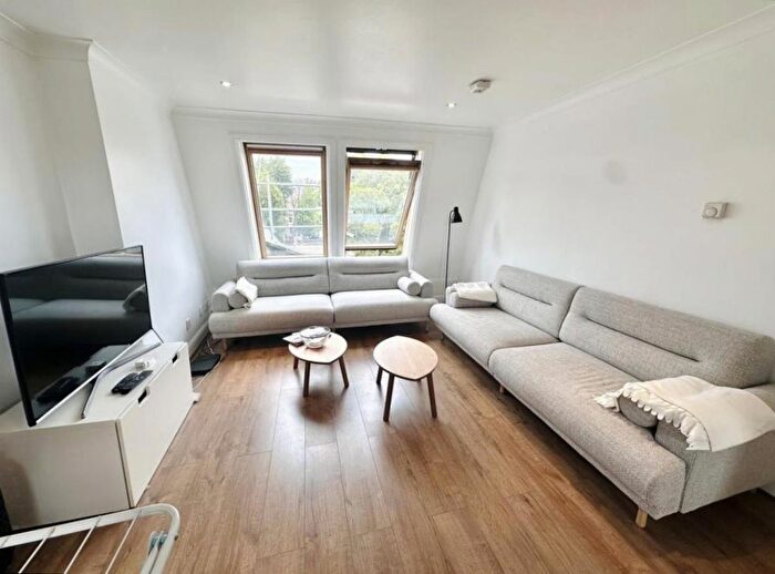 2 Bedroom Flat To Rent In Rosslyn Mews, Hampstead, London, NW3