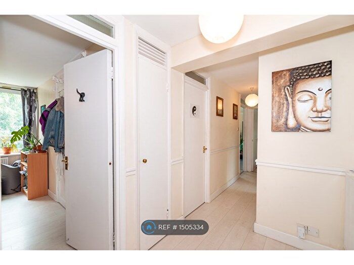 3 Bedroom Flat To Rent In Tooting, London, SW17