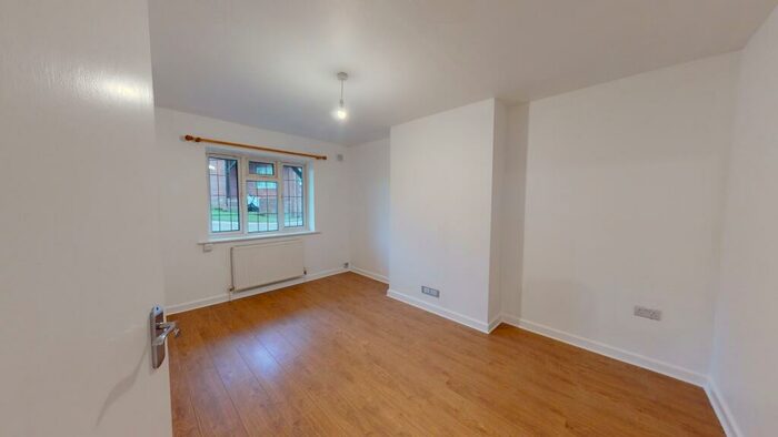 2 Bedroom Flat To Rent In Court Farm Road, Hove, BN3