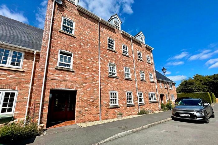 3 Bedroom Flat For Sale In The Spa, Holt, BA14