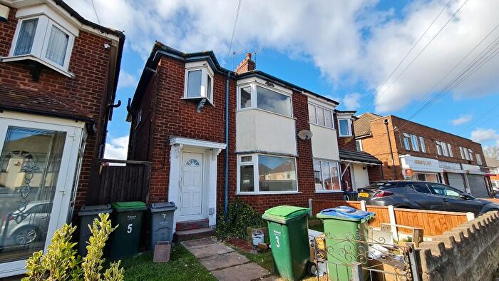 3 Bedroom Semi Detached House To Rent In Lynton Avenue, West Bromwich, West Midlands, B71