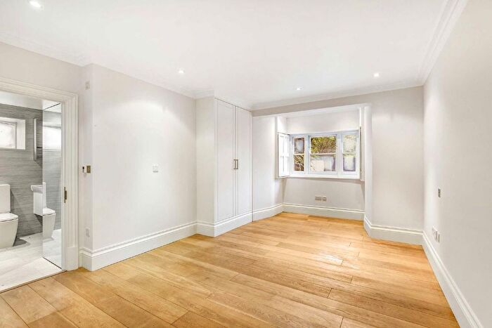 3 Bedroom Flat To Rent In Portland Terrace, The Green, Richmond, TW9