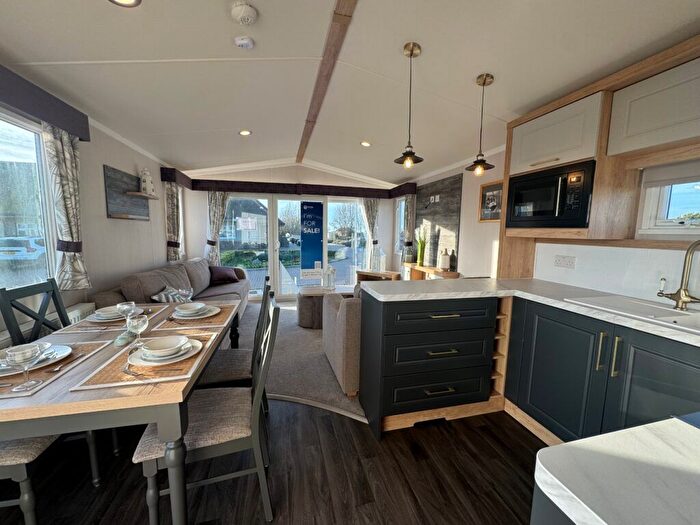 2 Bedroom Mobile/park Home For Sale In Warners Lane, Selsey, Chichester, PO20