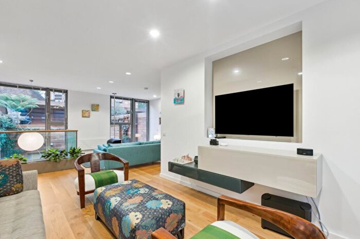 3 Bedroom End Of Terrace House For Sale In Peacock Place, Islington, N1