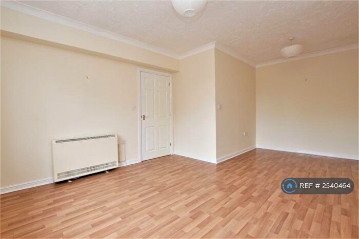 2 Bedroom Flat To Rent In Century Court, Woking, GU21