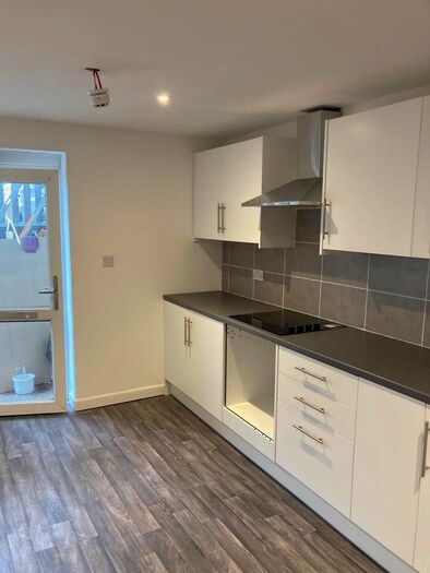 3 Bedroom Flat To Rent In York Road, Southend-On-Sea, Essex, SS1