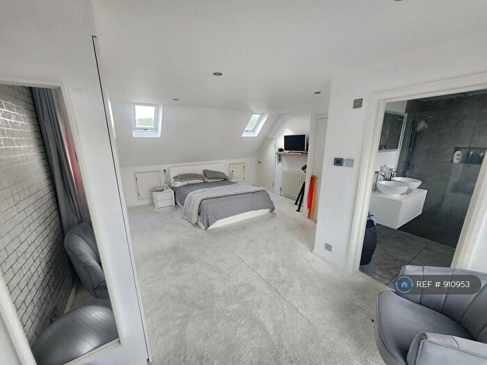 4 Bedroom Semi-Detached House To Rent In Carisbrooke Road, Bromley, BR2