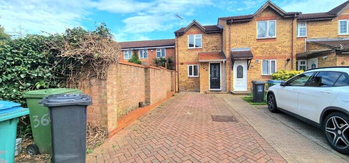3 Bedroom Detached House To Rent In Pioneer Way, Watford, Hertfordshire, WD18
