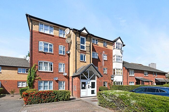 1 Bedroom Flat For Sale In Curtis Drive, London, W3